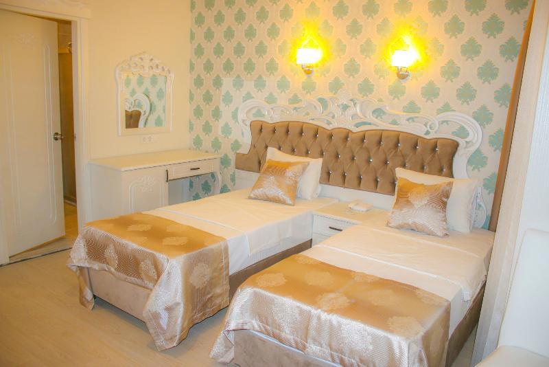 Deluxe Newport Hotel