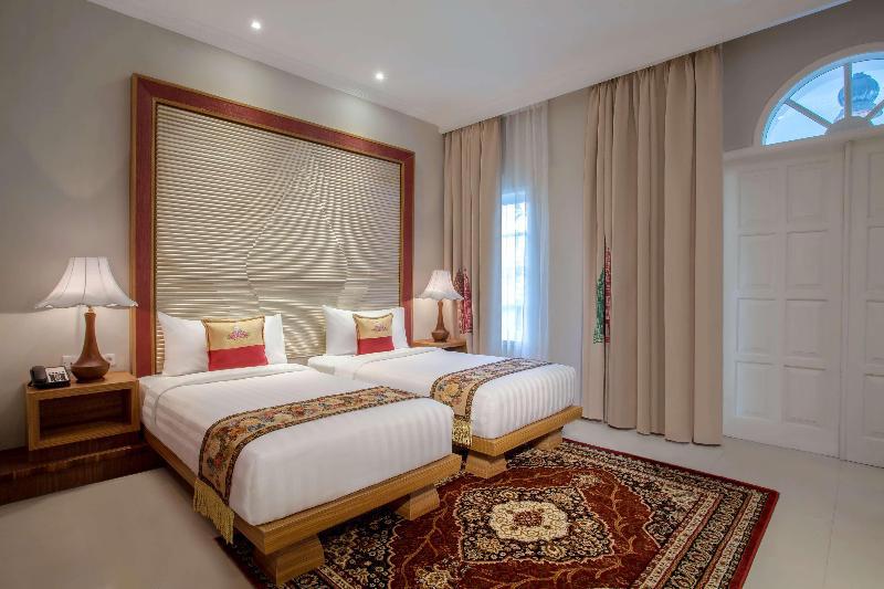 Ramada Suites By Wyndham Solo