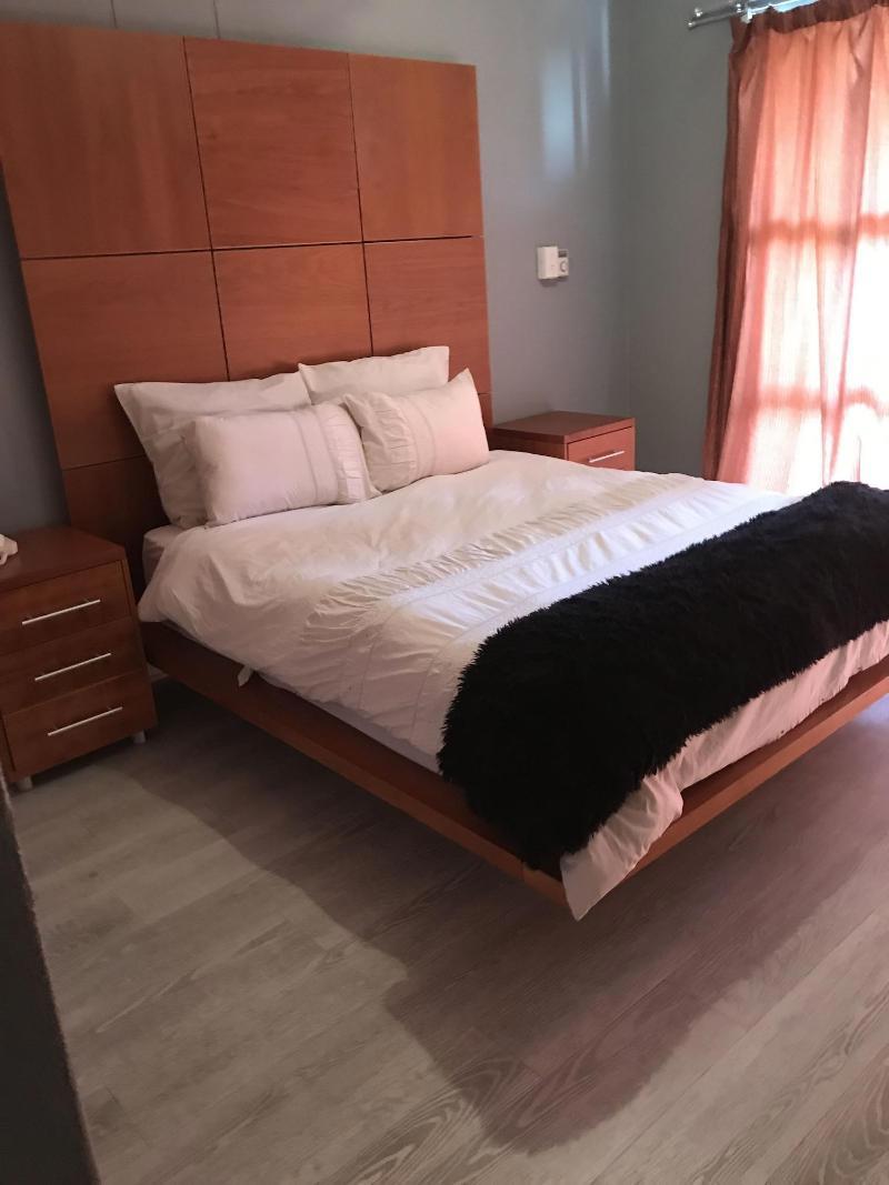 77 Grayston Apartment