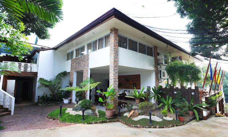 Luljettas Place Garden Suites
