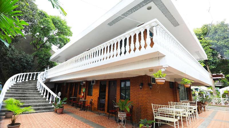 Luljettas Place Garden Suites