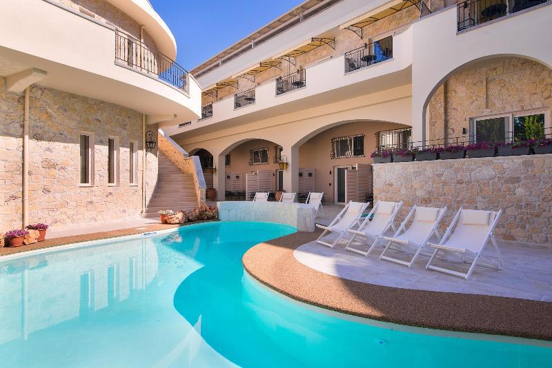 Neikos Luxury Suites fotoğrafı