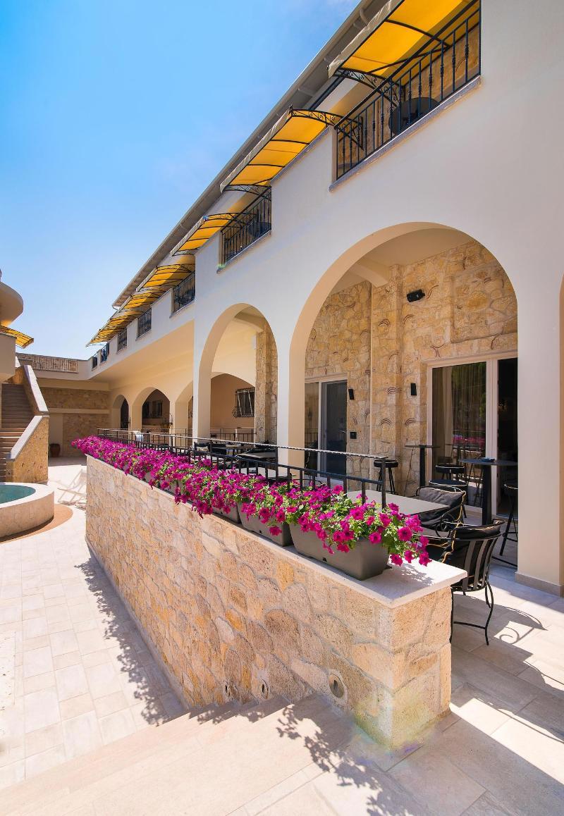 Neikos Luxury Suites fotoğrafı