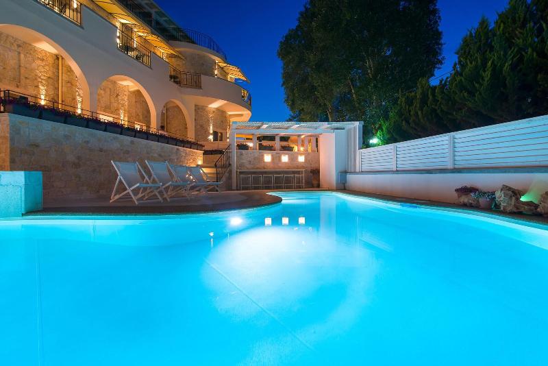 Neikos Luxury Suites galeri fotoğrafı