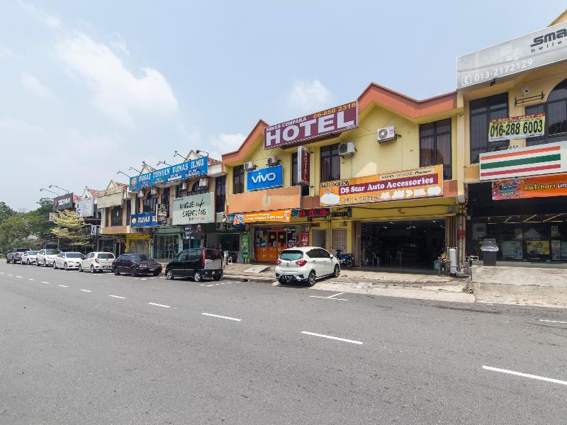 Oyo 44072 Mines Cempaka Hotel