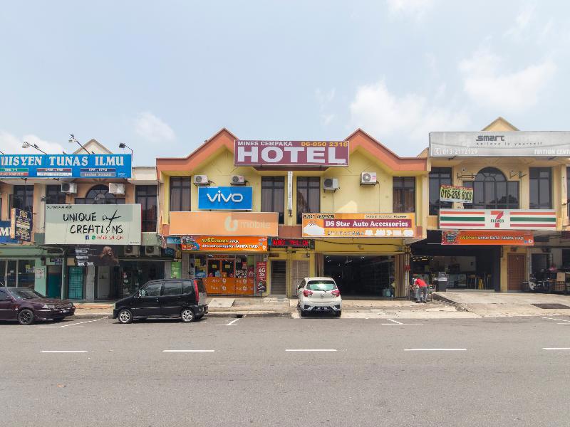 Oyo 44072 Mines Cempaka Hotel