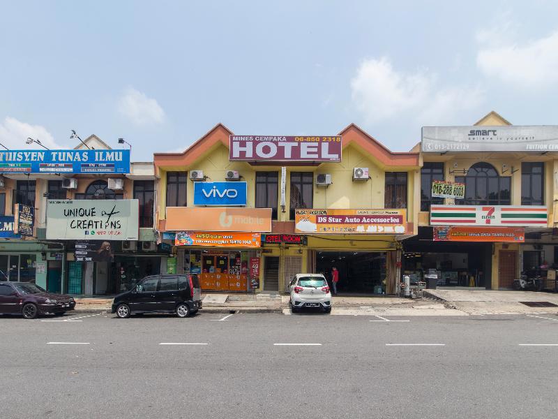 Oyo 44072 Mines Cempaka Hotel