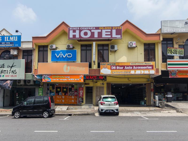 Oyo 44072 Mines Cempaka Hotel