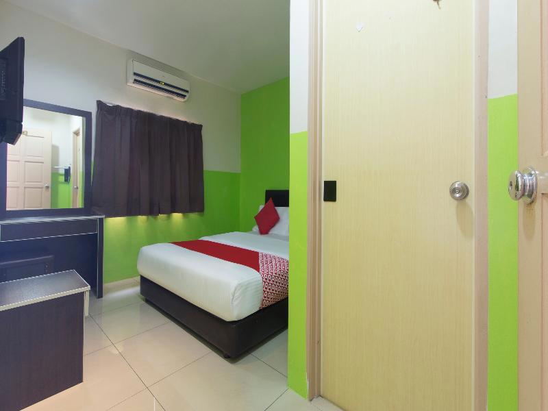 Oyo 44072 Mines Cempaka Hotel
