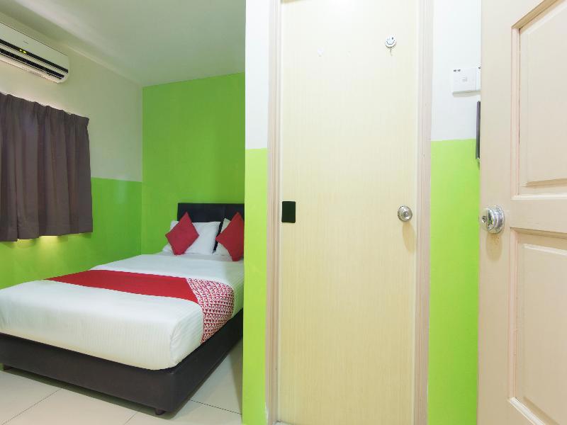 Oyo 44072 Mines Cempaka Hotel