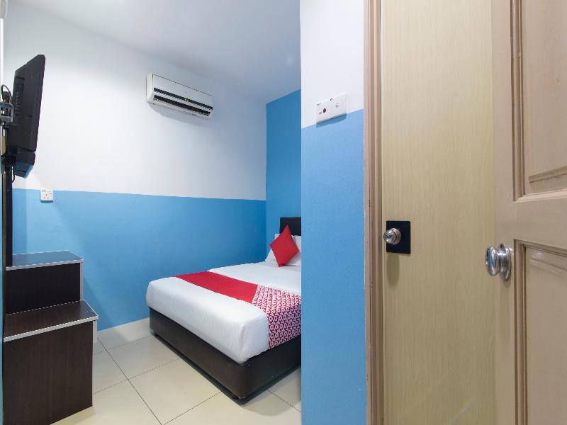 Oyo 44072 Mines Cempaka Hotel