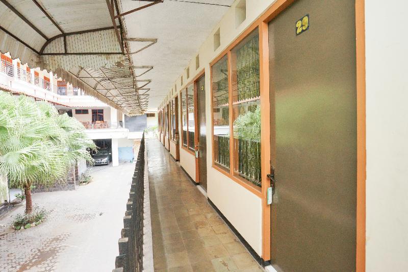 Oyo Life 2090 Ratna Backpacker Syariah