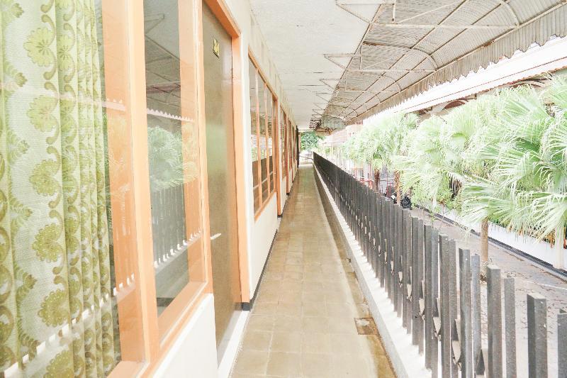 Oyo Life 2090 Ratna Backpacker Syariah