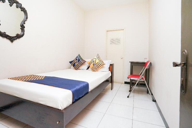 Oyo Life 2090 Ratna Backpacker Syariah