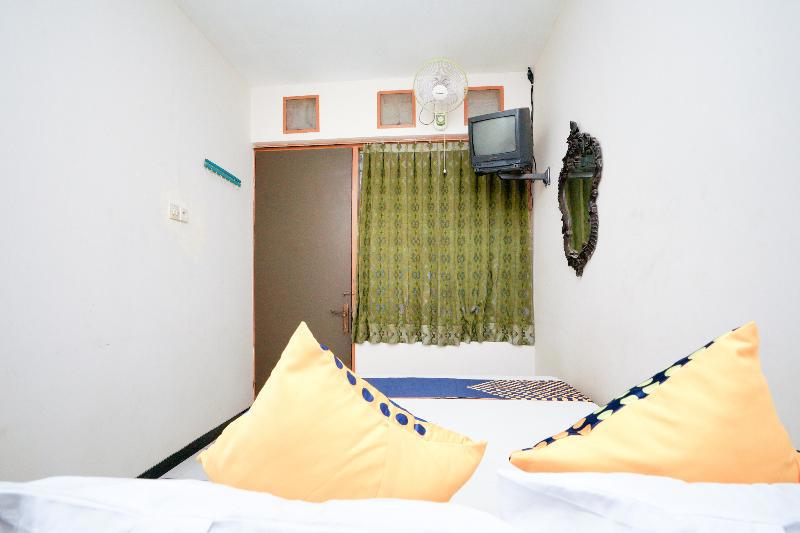 Oyo Life 2090 Ratna Backpacker Syariah