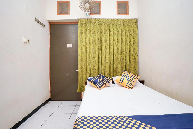 Oyo Life 2090 Ratna Backpacker Syariah