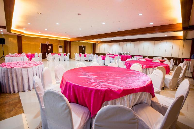Family Country Hotel & Convention Center