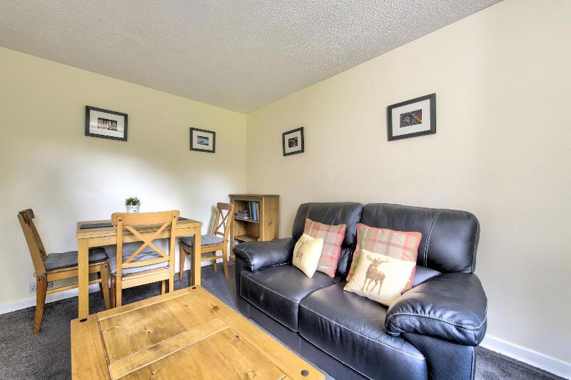 Grassmarket Apartment With Castle View