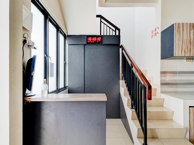 Oyo 90215 Ada Residence
