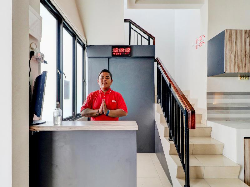 Oyo 90215 Ada Residence