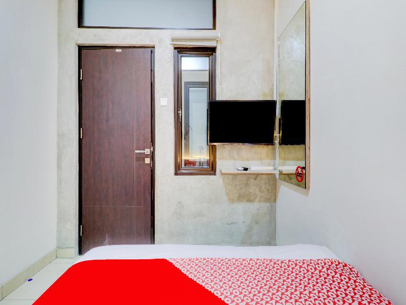 Oyo 90215 Ada Residence