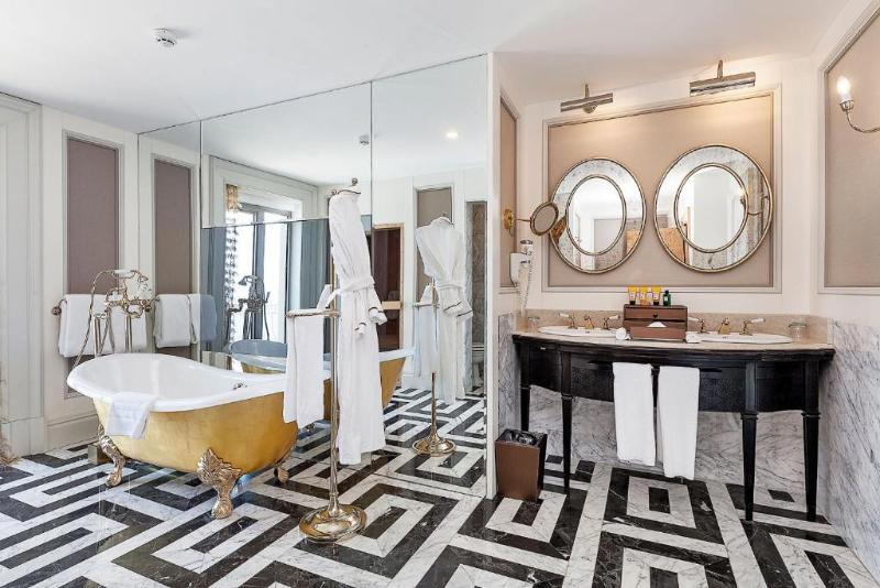 Les Ambassadeurs Hotel Casino&Marina