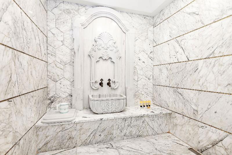 Les Ambassadeurs Hotel Casino&Marina