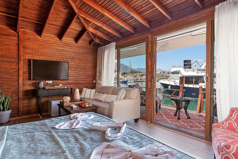 Les Ambassadeurs Hotel Casino&Marina