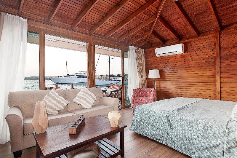 Les Ambassadeurs Hotel Casino&Marina