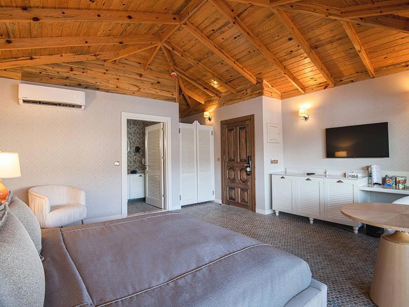 Les Ambassadeurs Hotel Casino&Marina