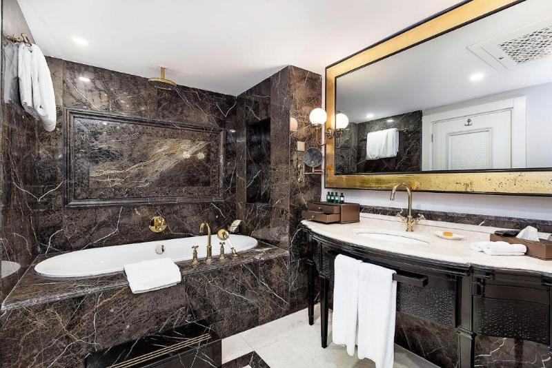 Les Ambassadeurs Hotel Casino&Marina