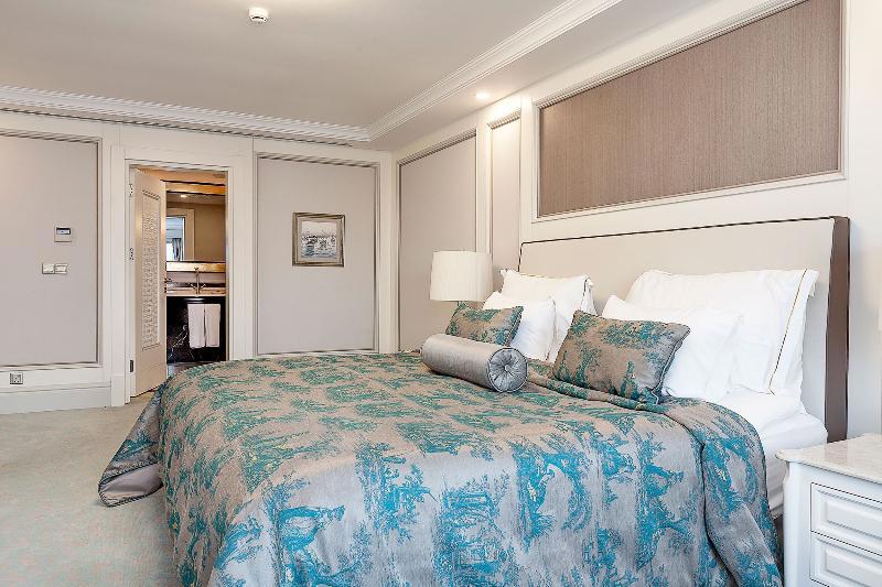 Les Ambassadeurs Hotel Casino&Marina