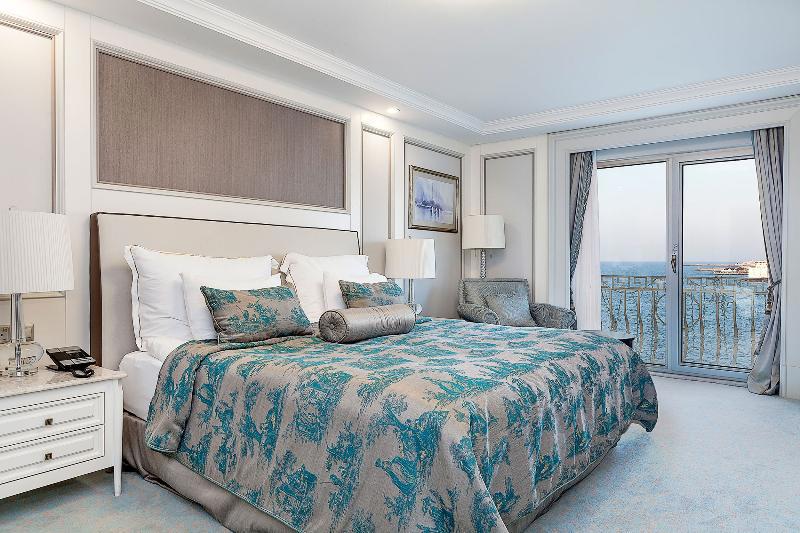 Les Ambassadeurs Hotel Casino&Marina