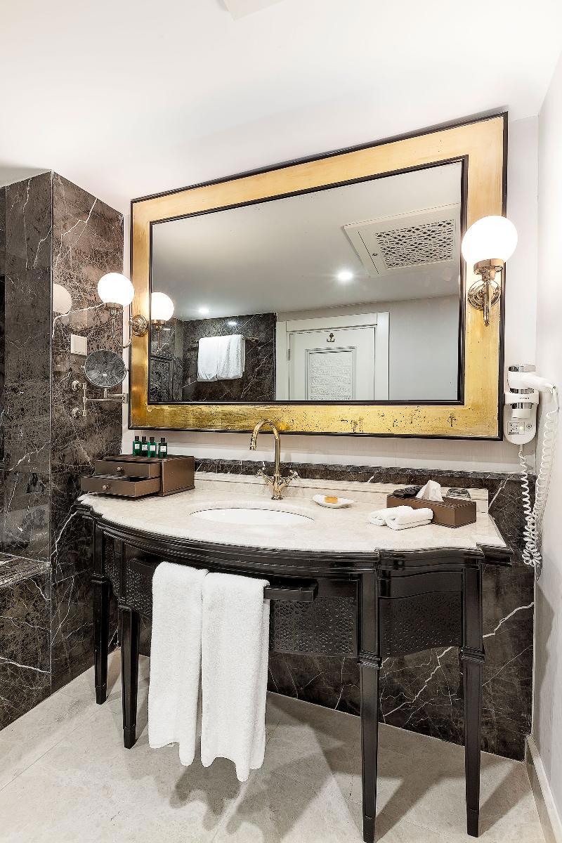 Les Ambassadeurs Hotel Casino&Marina