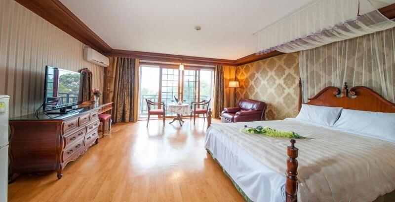 Beachside Whitehouse