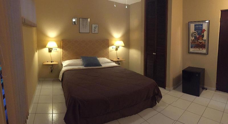 El Pequea O Hotel