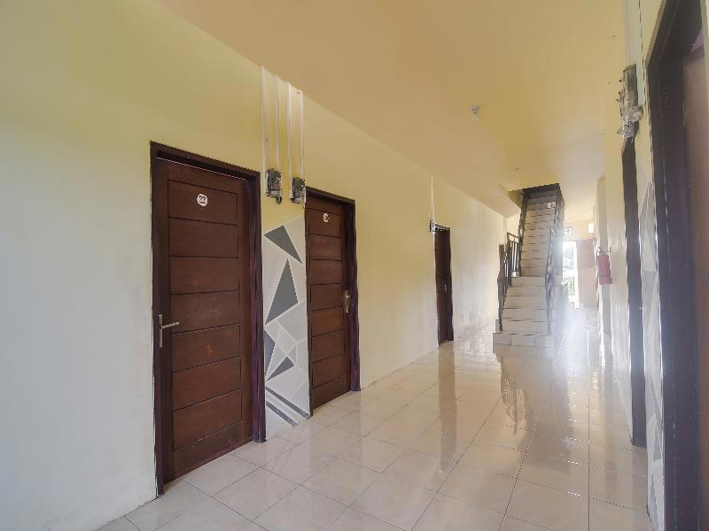 Oyo 91755 Priska Kost Dan Homestay