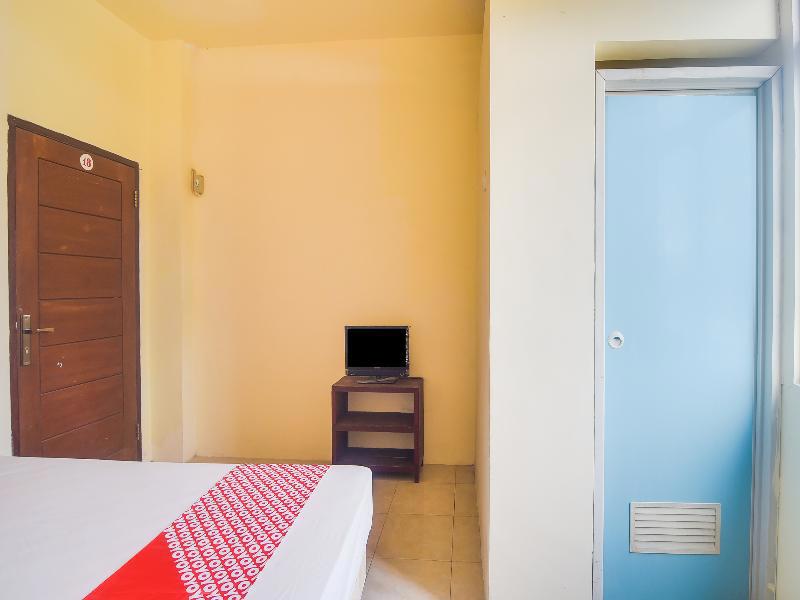 Oyo 91755 Priska Kost Dan Homestay