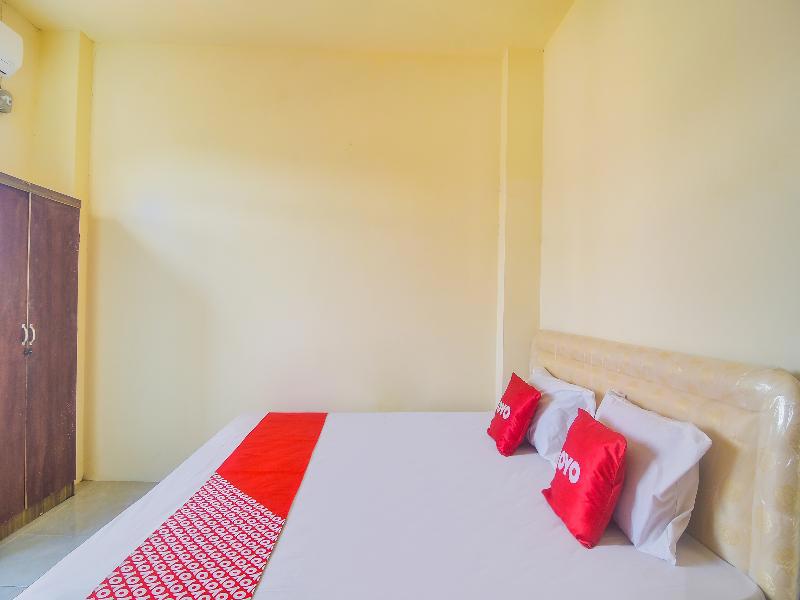 Oyo 91755 Priska Kost Dan Homestay
