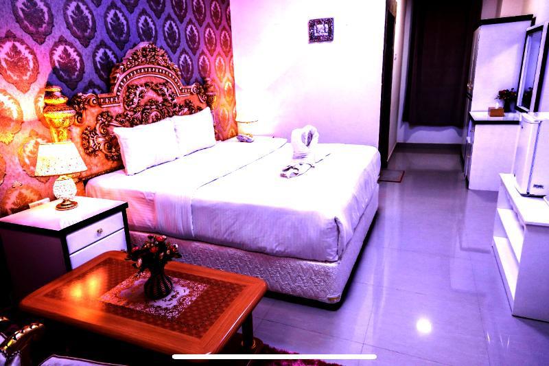 Capital O 141 Golden Rays Hotel