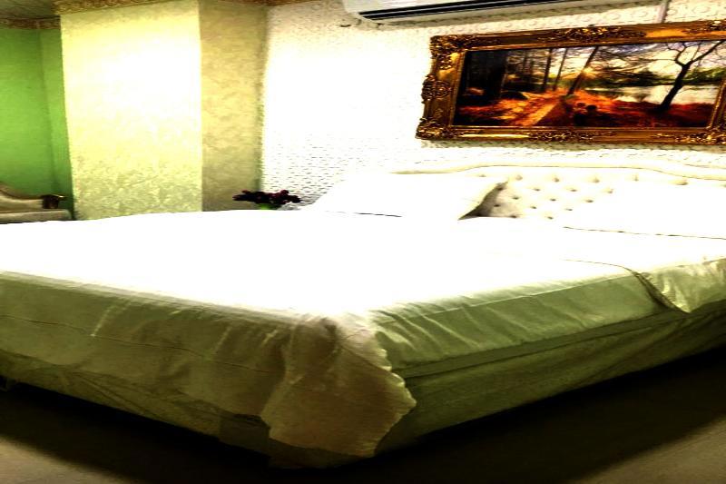 Capital O 141 Golden Rays Hotel
