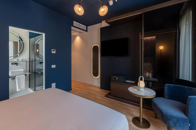 Boutique Hotel Martini 17 galeri fotoğrafı