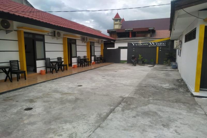 Oyo 90699 Yellow White Guesthouse Palu