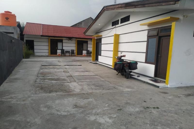 Oyo 90699 Yellow White Guesthouse Palu