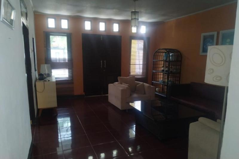 Oyo 90699 Yellow White Guesthouse Palu