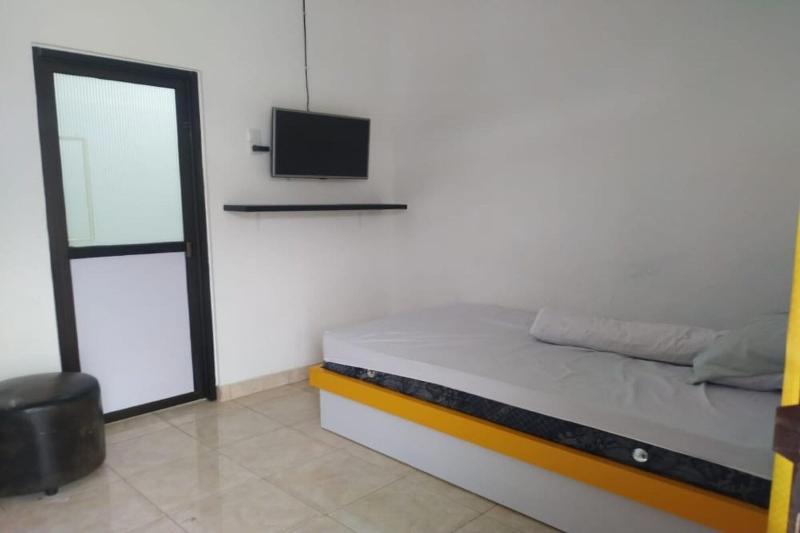 Oyo 90699 Yellow White Guesthouse Palu