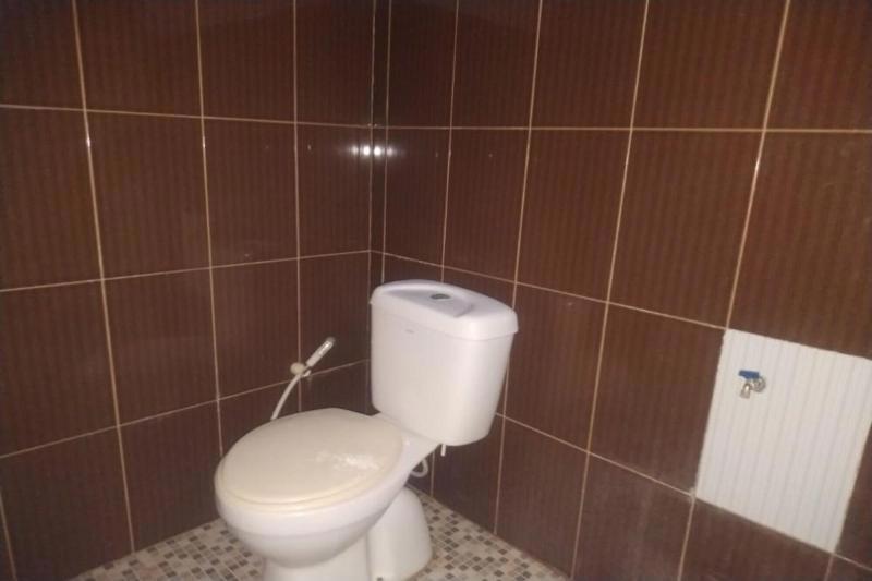 Oyo 90699 Yellow White Guesthouse Palu
