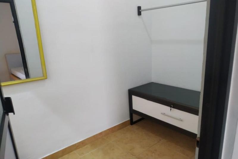 Oyo 90699 Yellow White Guesthouse Palu