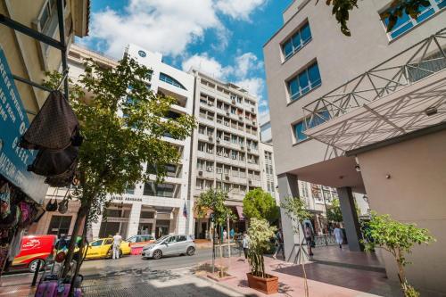 Designer renovated apt- downtown Athens by VillaRentalsgr galeri fotoğrafı