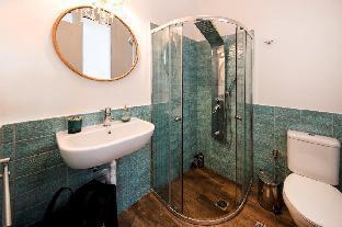 Designer renovated apt- downtown Athens by VillaRentalsgr galeri fotoğrafı